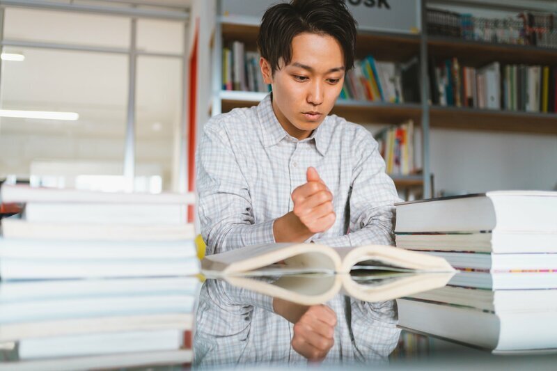 仕事がデキる人の条件、「言語化」。年末年始に読書でそのノウハウを習得してみては？（写真はイメージです）　Photo:PIXTA