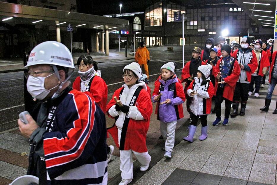 糸魚川大火から８年となり、火災への注意を呼びかける児童ら＝２２日、糸魚川市