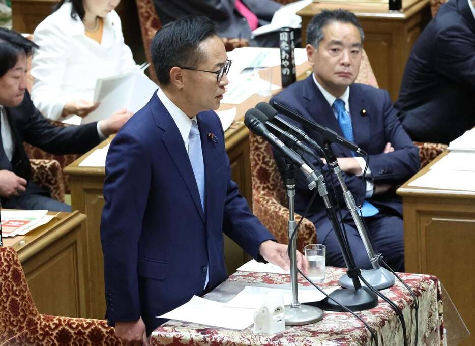 衆院予算委員会で質問する国民民主党の古川元久代表代行（春名中撮影）