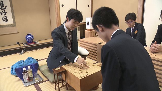 2017年6月、藤井七冠の対局の記録係を務める伊藤叡王