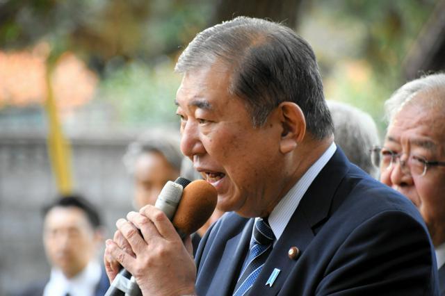 集まった支援者らを前にマイクを握る石破茂首相=2024年12月1日、鳥取県八頭町郡家殿、谷瞳児撮影