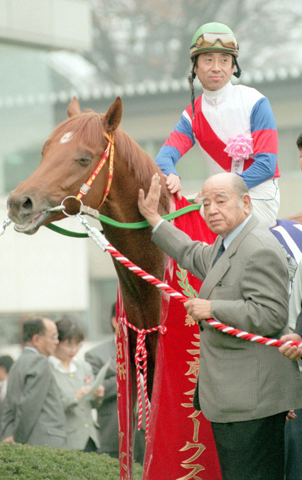 第49回 朝日杯3歳S（GI）的場均騎手騎乗のグラスワンダーが優勝　（c）SANKEI