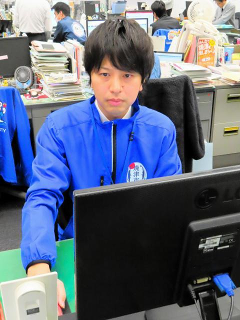 勤務中パソコンに向かう牧野憲人さん=焼津市役所