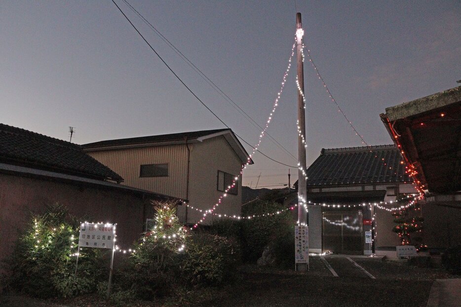 電飾で飾り付けられた印地公民館（亀岡市旭町）