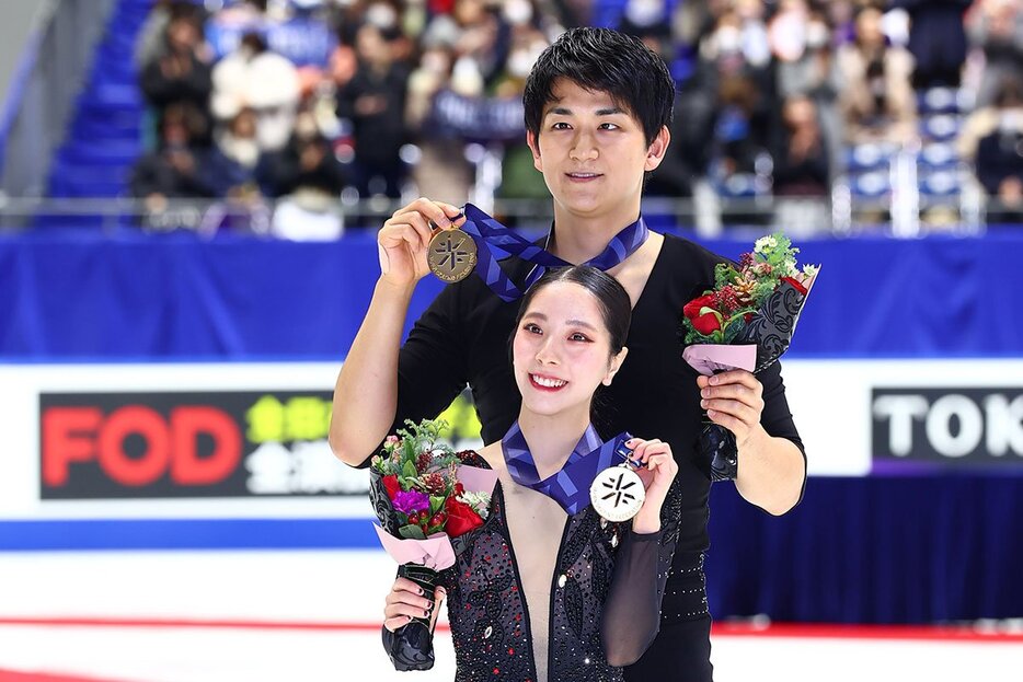 ペアで優勝した三浦璃来（下）と木原龍一