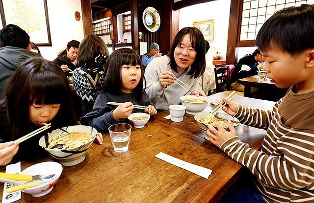 年越しそばやうどんを味わう家族連れ＝富山市総曲輪