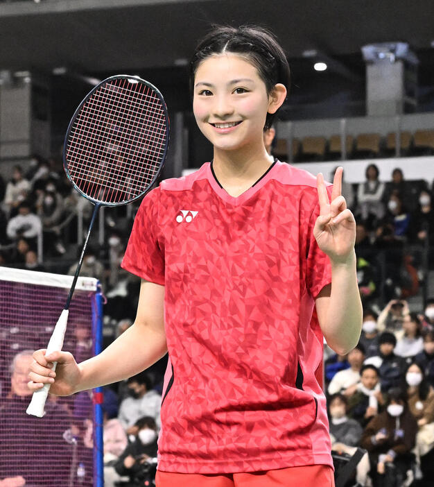 女子シングルス準決勝　決勝進出を決め、ピースサインで写真撮影に応じる宮崎（撮影・千葉一成）