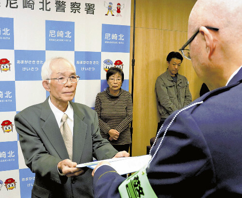 賞状を受け取る銅口さん（左、尼崎市で）