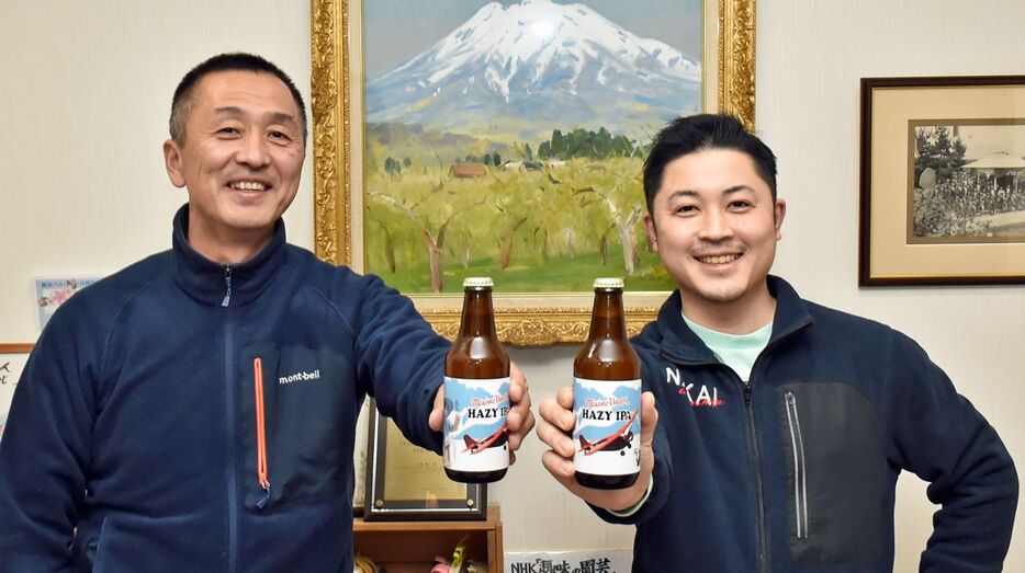 リンゴ入りクラフトビールを開発した工藤さん（左）と中居さん＝4日、弘前市