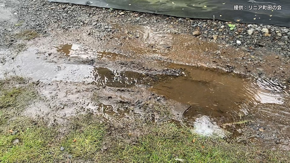 東京・町田市内の民家の庭で発生した湧水と気泡