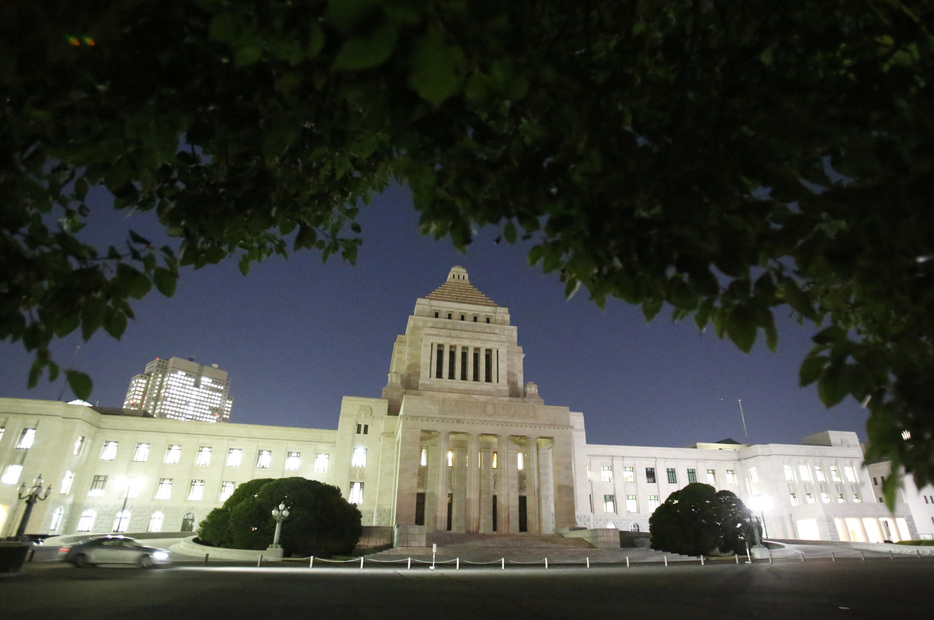 　一般会計ベースで総額１３．９兆円の２０２４年度補正予算案が１２日の衆議院予算委員会で与党などの賛成多数で可決した。夕方に予定される本会議でも賛成多数で可決し、衆院を通過する見通し。写真は都内の国会議事堂。２０１２年１１月撮影（２０２４年　ロイター/Yuriko Nakao）