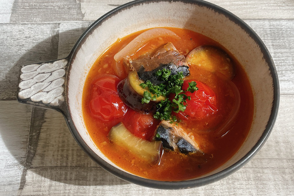 トマトの酸味でさばの補血効果がさらにアップし、気血をしっかり補って、たまねぎ・なす・パセリで巡らせるよい組み合わせです。にんにくやハーブソルトで、さばの臭みも気にならなくなりますよ。