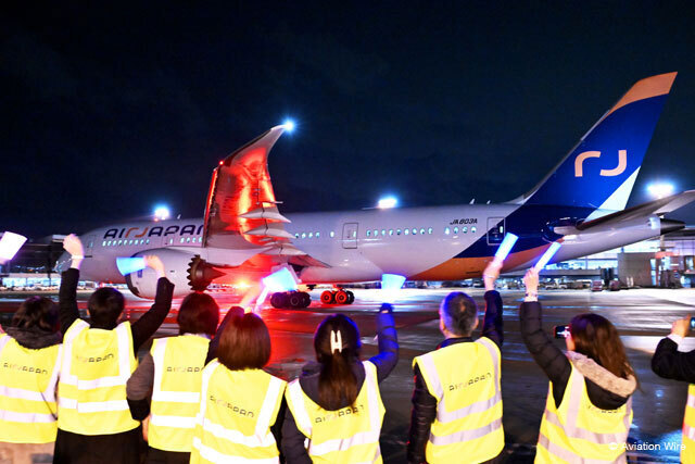 成田空港を出発するAirJapan初便バンコク行きNQ1便を見送る社員＝24年2月9日 PHOTO: Tadayuki YOSHIKAWA/Aviation Wire