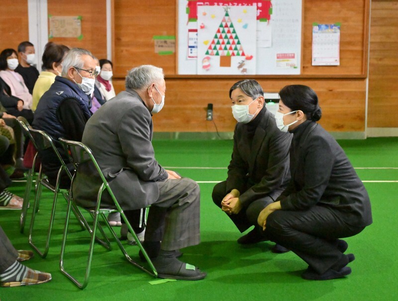 避難所を訪れ、被災した人たちに声をかけられる天皇、皇后両陛下＝石川県輪島市で2024年12月17日午後3時18分、北村隆夫撮影