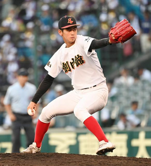 甲子園の大社戦で登板する村田昊徽投手=2024年8月15日午後6時2分、阪神甲子園球場