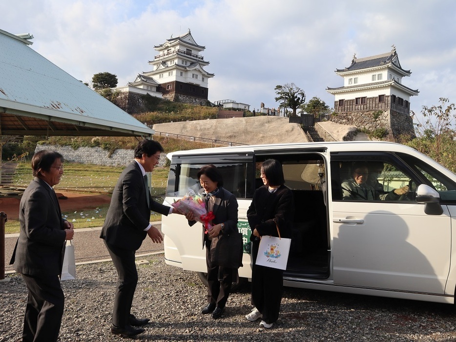 黒田市長（左から２人目）から出迎えを受ける公共ライドシェアの利用客＝平戸城