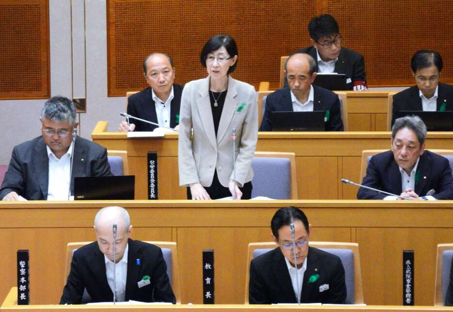 鹿児島県議会で答弁する県公安委員会の石窪奈穂美委員長＝９月、県議会