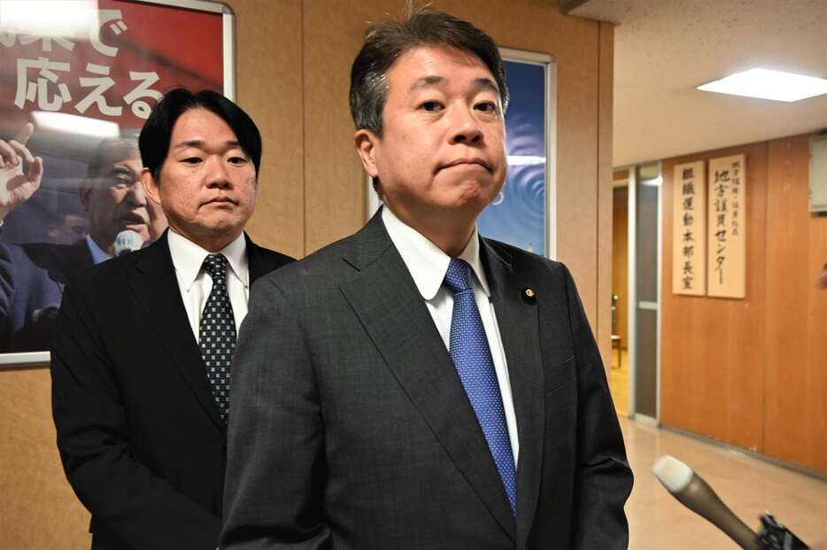 取材に応じる自民党捕鯨対策特別委員会の鶴保庸介委員長（手前）ら＝20日午後、党本部（奥原慎平撮影）