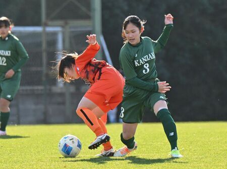 １回戦・神埼－北海道文教大付　前半、ボールを奪う神埼の牛島望泉(右)＝兵庫県のいぶきの森球技場