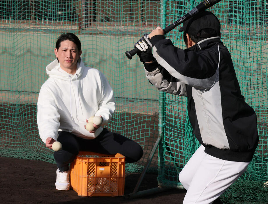 広陵高OB会野球教室で、小学生にボールをトスする巨人小林（撮影・加藤孝規）