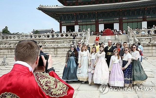 ソウルにある朝鮮王朝時代の宮殿、景福宮を訪れた外国人観光客（資料写真）＝（聯合ニュース）