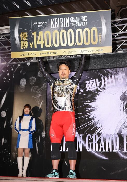 優勝し賞金ボードを掲げる古性優作＝静岡競輪場（撮影・萩原悠久人）