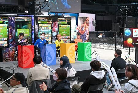 全国都道府県対抗eスポーツ選手権が開幕。パズルゲームで対戦する代表選手たち＝佐賀市のSAGAアリーナ（撮影・山田宏一郎）