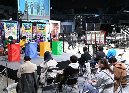 全国都道府県対抗eスポーツ選手権が開幕。パズルゲームで対戦する代表選手たち＝佐賀市のSAGAアリーナ（撮影・山田宏一郎）