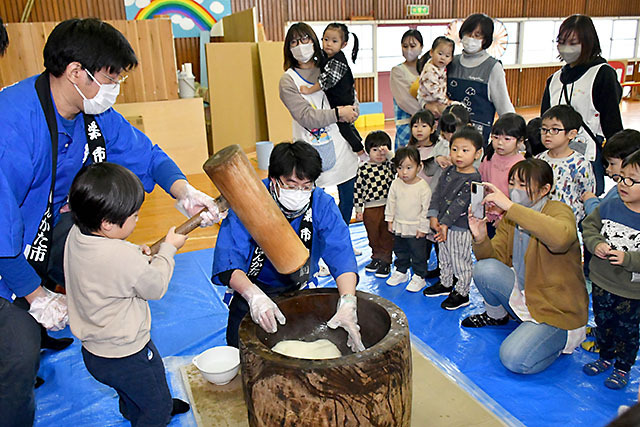 青年部員と共に餅つきを楽しむ園児たち＝鶴岡市・くしびき南部保育園