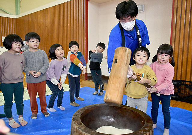 青年部員と共に餅つきを楽しむ園児たち＝鶴岡市・くしびき南部保育園