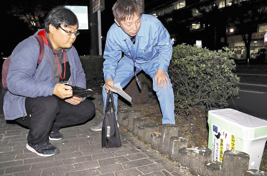 音声装置を設置する熊本市職員ら（2日夜）