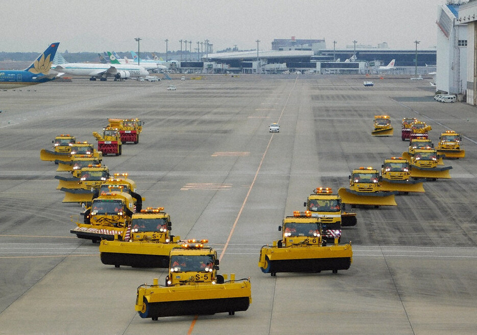 Ｖ字編成で訓練する除雪車＝成田空港で２０２４年１２月１３日午後１時５１分、合田月美撮影