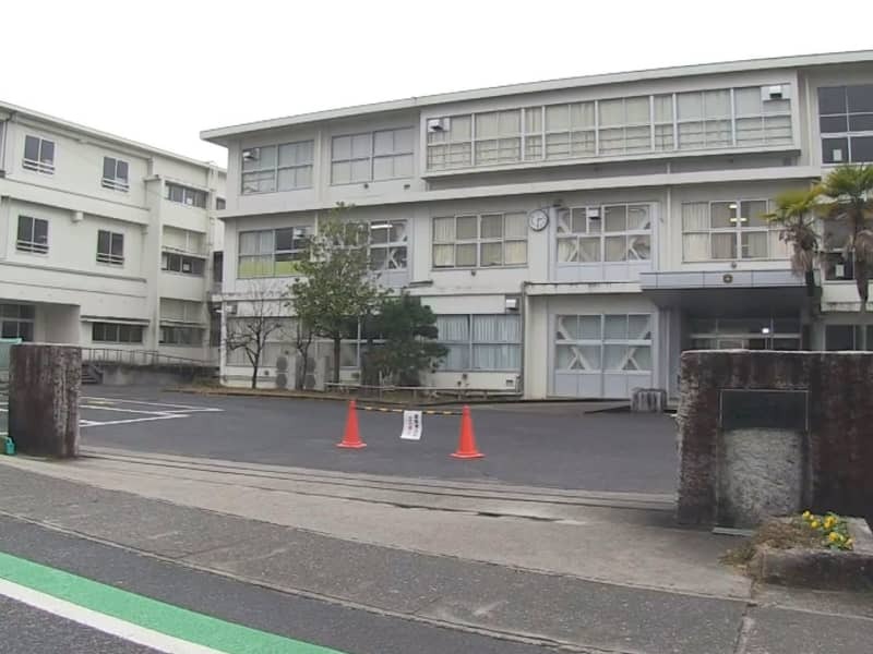 成人男性の遺体が見つかった中学校＝中津川市