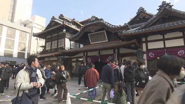 大晦日に賑わう道後温泉本館