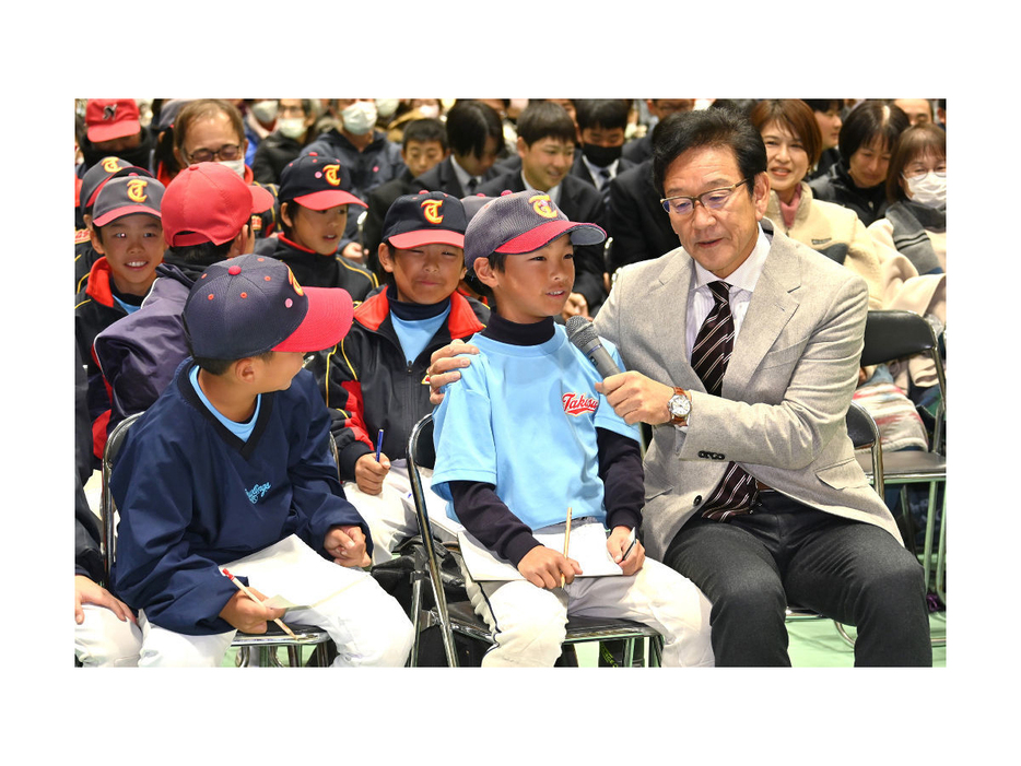 子どもたちと会話する栗山さん（右）＝藤枝市民体育館