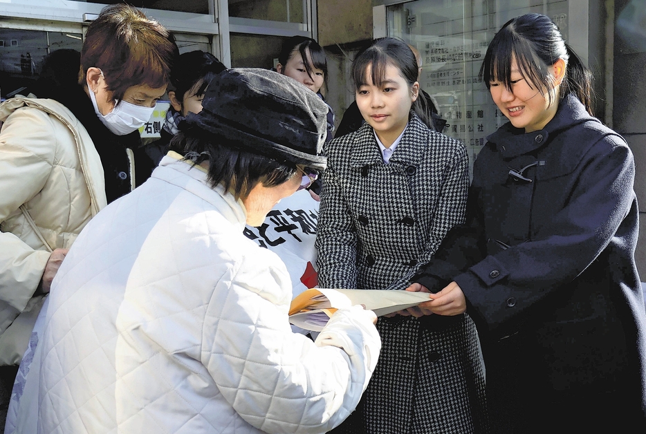 岩永さんから文書を受け取る（右から）大原さんと津田さん