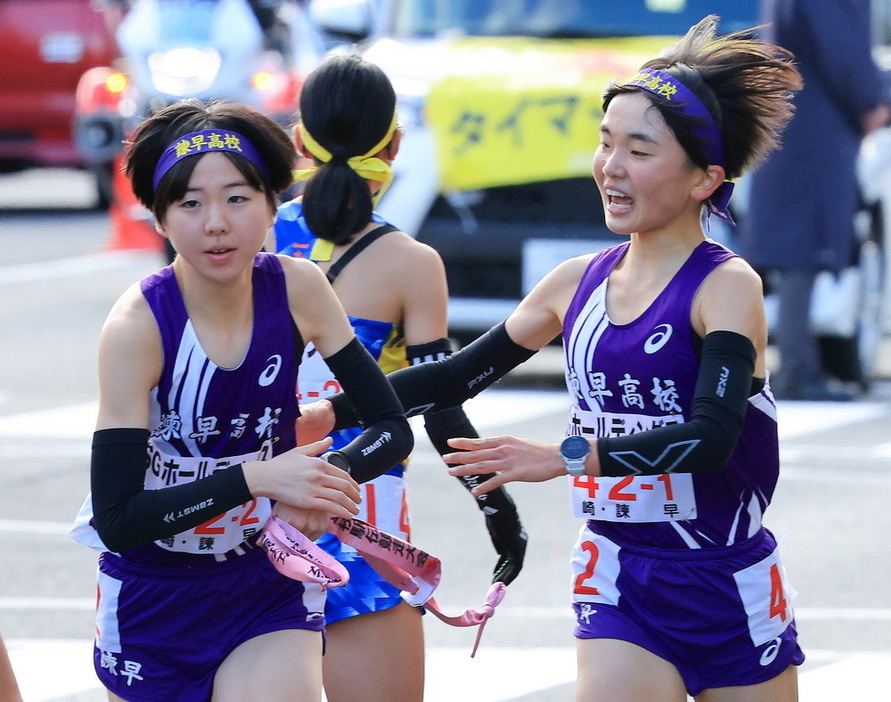 女子第１中継所、諫早の１区髙瀬（右）から２区森田へたすきリレー＝京都市