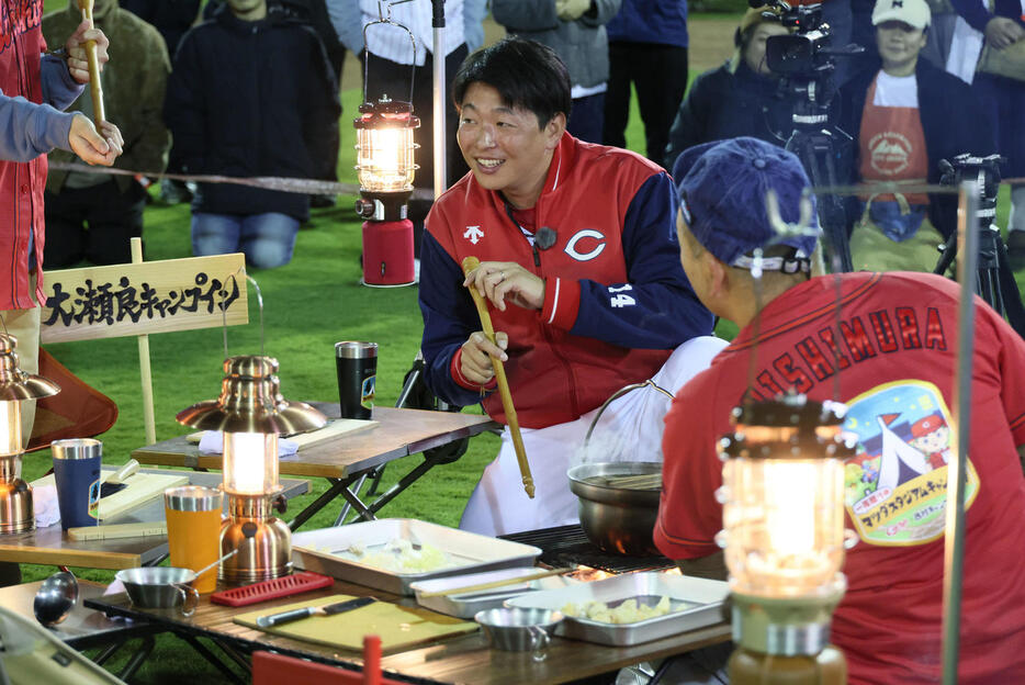 マツダスタジアムが一夜限りのキャンプ場になった。西村瑞樹（右）らと鍋料理を作る広島大瀬良（撮影・加藤孝規）