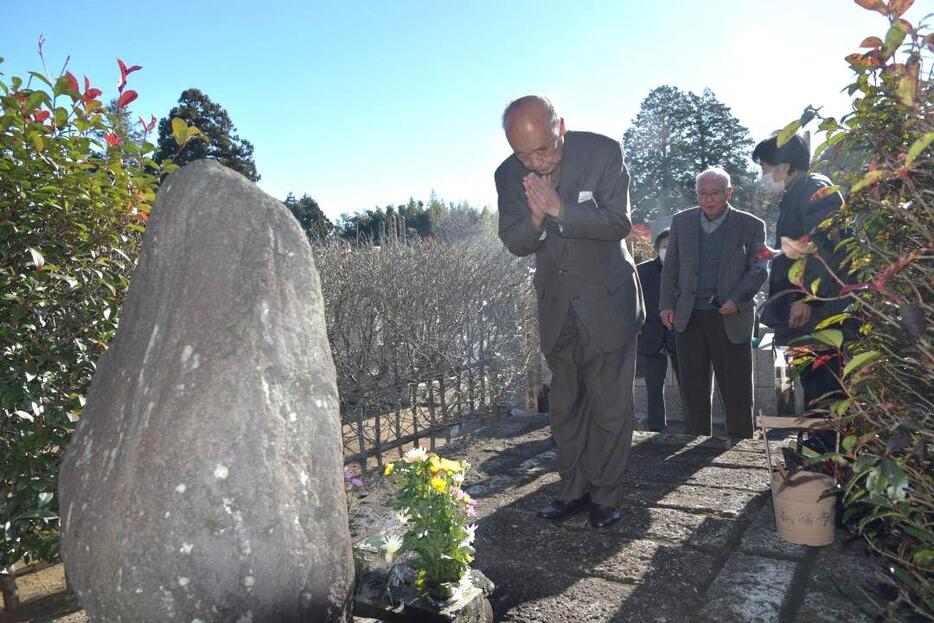 中村彝をしのび、墓前で手を合わせる有志ら=水戸市八幡町