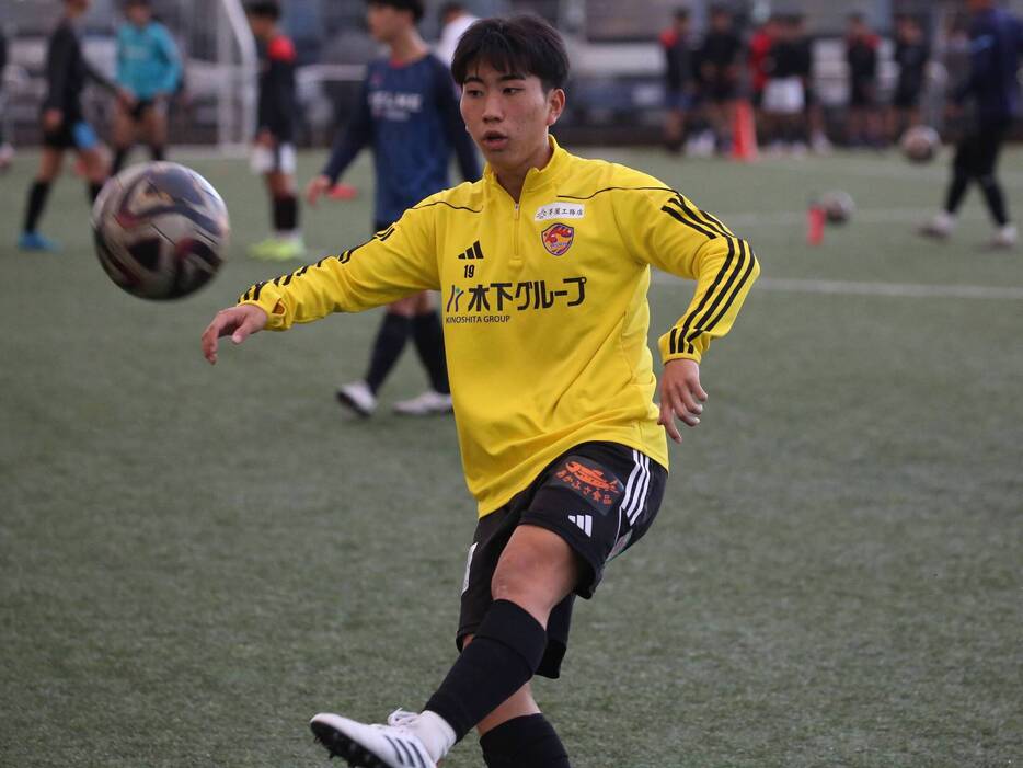 日章学園高の仙台内定MF南創太(3年=ブルーウイングFC U-15出身、U-18日本代表)は全国大会でのノルマを「得点、アシスト合わせて10得点」とした(Taro YOSHIDA)