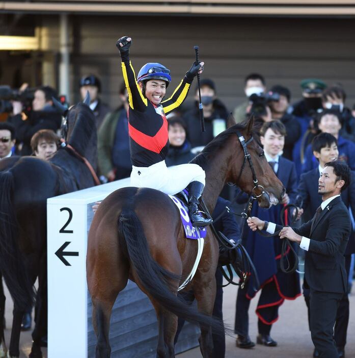 1着と知り馬上でガッツポーズをする戸崎圭太騎手＝22日、中山競馬場（撮影・菅原和彦）