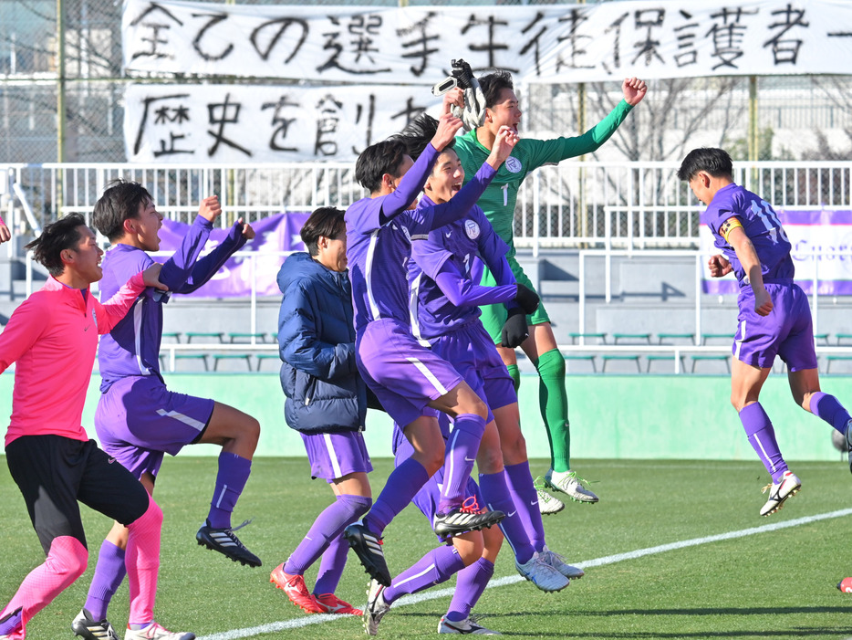 PK戦の末に龍谷富山高(富山)が那覇西高(沖縄)に勝利した(写真協力『高校サッカー年鑑』)(HIGH SCHOOL SOCCER YEARBOOK)