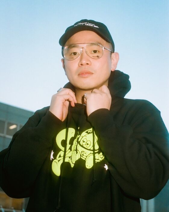 ラランド新グッズ「Alien Hoodie」「Agency Cap」を着用した上田航平