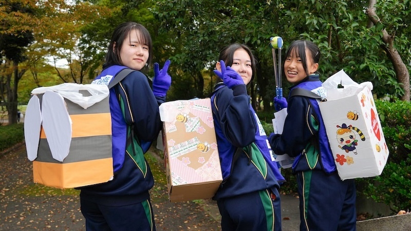 競技中の高校生（左から小澤さん、澤之向さん、佐藤さん）