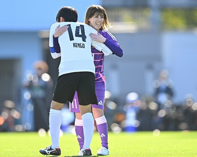 吉田さんの大技に感服した中村氏（14番）。写真：金子拓弥（サッカーダイジェスト写真部）