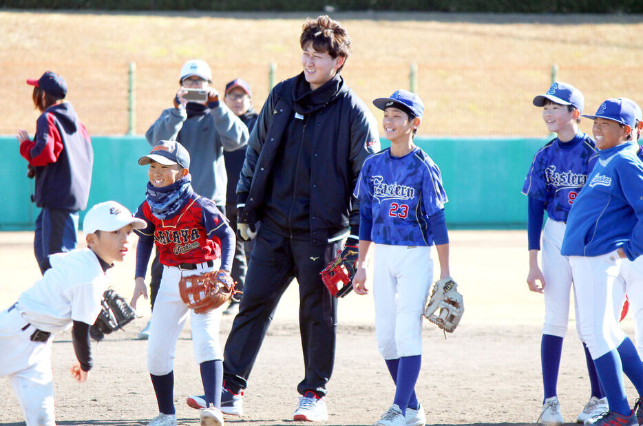 野球教室で笑顔を見せるオリックス・紅林（中央＝カメラ・武田泰淳）