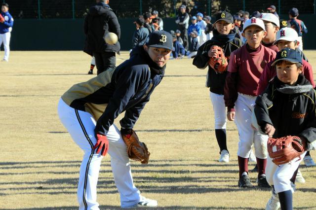 児童の守備練習を見守るオリックス・若月健矢選手=2024年12月15日、埼玉県加須市、中村瞬撮影