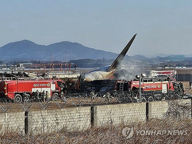 胴体着陸に失敗したチェジュ航空の旅客機＝29日、務安（聯合ニュース）