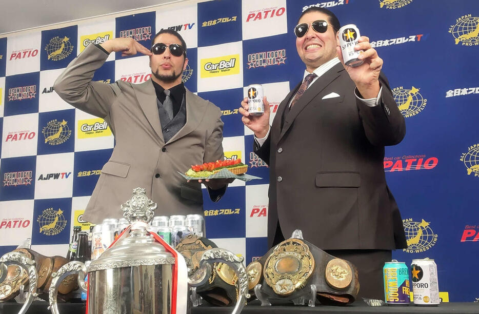 プロレス大賞最優秀タッグの斉藤ブラザーズ。兄ジュン（左）は抹茶とイチゴのタルト、弟のレイはビールを手にご満悦の様子だった