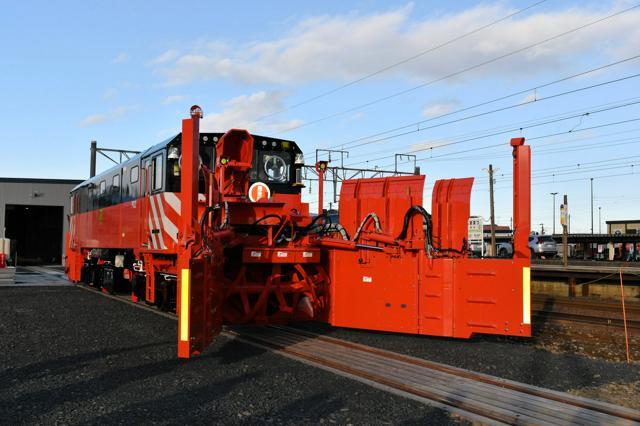 JR北海道が導入した大型の除排雪車=2024年12月6日午後2時26分、JR千歳線の島松駅構内（恵庭市）、丸石伸一撮影